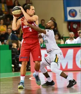  ??  ?? Aaron Craft, balle en main, face à Dru Joyce : la Roca Team va tenter de reprendre le dessus sur les bases arrières. (Photo PQR/Populaire du Centre)