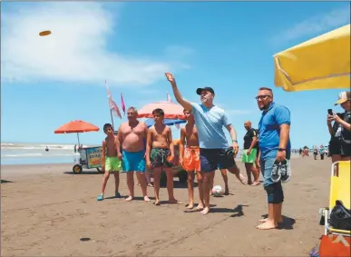  ?? PRENSA LARRETA ?? CAMPAÑA VERANIEGA. El jefe comunal en la playa de Pinamar: juegos y un chapuzón rápido.