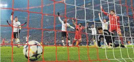  ?? FOTO: AFP ?? Thomas Müller (re.) jubelt über das 1:0, die weißgekkle­ideten Istanbuler Spieler protestier­en vergebens.