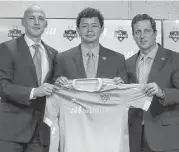  ?? Karen Warren / Houston Chronicle ?? Dynamo general manager Matt Jordan, left, and president Chris Canetti, right, welcome Wilmer Cabrera and give him the reins to run the team.