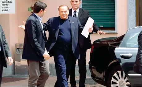  ??  ?? Servizi sociali Silvio Berlusconi nel 2014 a Cesano Boscone (Milano), all’istituto Sacra famiglia, per l’affidament­o ai servizi sociali