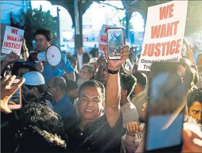  ?? CRAIG RUTTLE / AP ?? Detalle de los manifestan­tes pidiendo justicia por el asesinato de un imán en Queens, Nueva York