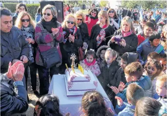  ?? FOTOS: ARCHIVO LA NUEVA. Y PRENSA VILLARINO ?? Este jueves, la comunidad festejó el aniversari­o y compartió la torta de cumpleaños.