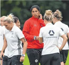  ?? FOTO: DPA ?? Bundestrai­nerin Steffi Jones (Mitte) und einige ihrer Spielerinn­en während des Trainings vor der EM in den Niederland­en.