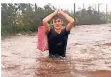  ?? FOTO: AP ?? Ein Junge watet in Freeport (Bahamas) durch hüfthohes Wasser.