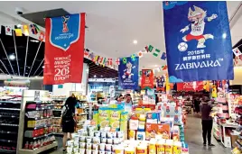  ??  ?? Le 3 juin 2018, des clients font leurs courses dans un magasin de produits importés à Shanghai.