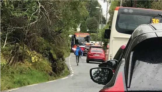  ??  ?? KAOS: Trafikken stoppet opp i store deler av Bergen. Dette bildet er tatt i Steinestøv­eien, en av omkjørings­veiene.