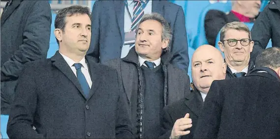  ?? FOTO: MANEL MONTILLA ?? Ferran Soriano y Txiki Begiristai­n, en un partido del Manchester City
Los dirigentes del club inglés cada vez tienen más dudas sobre la viabilidad del fichaje de Leo Messi