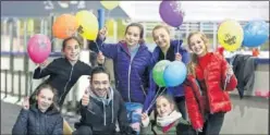  ??  ?? Un ídolo.
A Felipe Montoya le reciben con globos antes de dar su clase en La Nevera. “Es una persona muy alegre y le seguiremos en los Juegos”, aseguran sus alumnas.