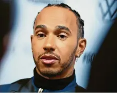  ?? Foto: Britta Pedersen, dpa ?? Lewis Hamilton wartet gespannt auf den Saisonauft­akt. In der Zwischenze­it aber wird es dem Briten trotz Corona-Pause nicht langweilig.