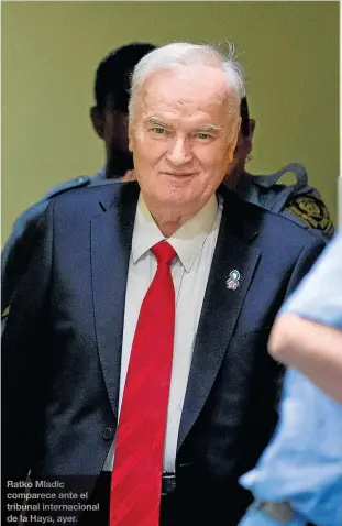  ??  ?? Ratko Mladic comparece ante el tribunal internacio­nal de la Haya, ayer.