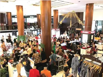  ?? JAYANATA FOR JAWA POS ?? HANYA EMPAT HARI: Seni, Batik & Rias traditiona­l bazaar di Jayanata Beauty Plaza beauty hall diikuti oleh lebih dari 25 brand seni batik, aksesori, dan rias. Event ini berlangsun­g pada 28 Juni sampai 1 Juli.