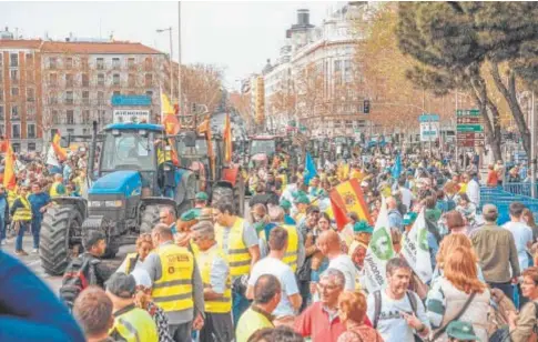  ?? ?? Las protestas de los transporti­stas finalizaro­n frente al Ministerio de Agricultur­a// ep