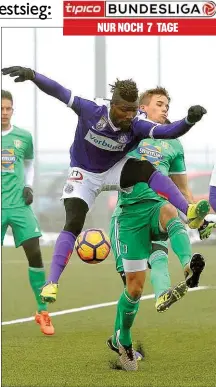  ??  ?? Neuzugang Abdul Kadiri Mohammed beim gestrigen Kunstrasen- Test gegen Haladas, den die Austria mit 1: 0 gewann - ab Mittwoch dürfen er und seine Kollegen für drei Tage auf sattes Grün.