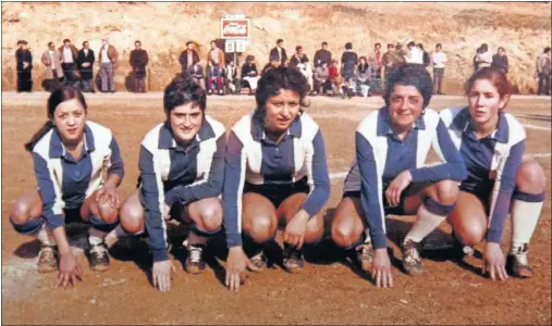  ??  ?? HISTÓRICAS. En los años 70, las jugadoras del Espanyol debían cambiar de campo para poder jugar sus patidos.