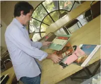  ??  ?? José Castañeda muestra discos de Tampico.