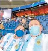  ?? ?? La señora Maritza y su esposo disfrutaro­n el golazo que anotó el argentino.