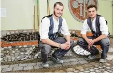  ?? Foto: Schopf ?? Sie gehören zu den besten Nachwuchs Straßenbau­ern Schwabens: Ralf Leberle aus Birkhausen (links) und Ruben Graule, der in Fremdingen arbeitet.
