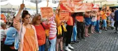  ??  ?? Bei der Friedensta­fel auf dem Augsburger Rathauspla­tz machten Demonstran­ten auf das Sterben von Flüchtling­en im Mittelmeer aufmerksam und forderten sichere Häfen. Foto: Silvio Wyszengrad