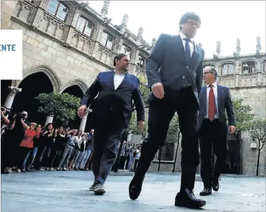  ?? ALBERTO ESTÉVEZ / EFE ?? Carles Puigdemont (centro), junto a Oriol Junqueras (izqda.) y el ‘conseller’ Jordi Turull.