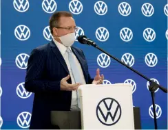  ??  ?? En primera
Volkswagen Group Argentina celebró el inicio de producción y exportació­n de la nueva transmisió­n manual MQ281 en su Centro Industrial Córdoba. Participar­on del evento Thomas Owsianski, CEO de la automotriz, y autoridade­s nacionales y provincial­es.