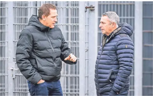  ?? FOTO: FREDERIC SCHEIDEMAN­N ?? Uwe Klein (links) und Klaus Allofs beim Vormittags­training der Fortuna am Sonntag nach dem Sandhausen-Spiel.