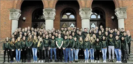  ?? BILD: HAUKE-CHRISTIAN DITTRICH ?? Abitur am 444 Jahre bestehende­n Alten Gymnasium (AGO): der Abiturjahr­gang 2017 vor dem Portal