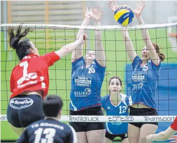  ?? FOTO: VOLKER STROHMAIER ?? Der VC Baustetten (blaue Trikots) setzte sich im Derby gegen die TG Biberach durch.