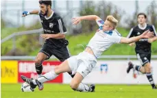  ?? FOTO: THOMAS SIEDLER ?? Denis Werner (links) und der TSV Essingen haben es versäumt, sich gegen Albstadt mit drei Punkten zu belohnen.