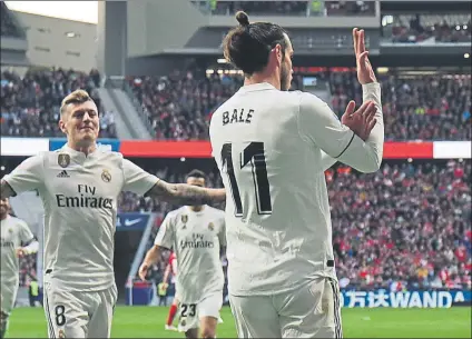  ?? FOTO: EFE ?? Gareth Bale haciendo un corte de mangas a la afición del Atlético de Madrid tras marcar el 1-3 en el derbi