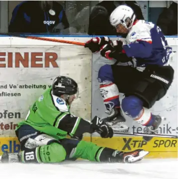  ?? Foto: Andreas Lenuweit ?? Die Wörishofer Wölfe (blaues Trikot) wollen möglichst schon im zweiten Spiel die Play-off-Hürde EV Mittenwald (grüne Trikots) nehmen.