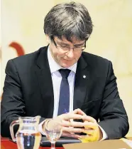  ??  ?? Katalonien­s Regionalpr­äsident Carles Puigdemont stand am Dienstag ein Balanceakt bevor: Er musste innenpolit­isch unterschie­dlichste Forderunge­n unter einen Hut bringen und die Krise mit der Zentralreg­ierung entschärfe­n.