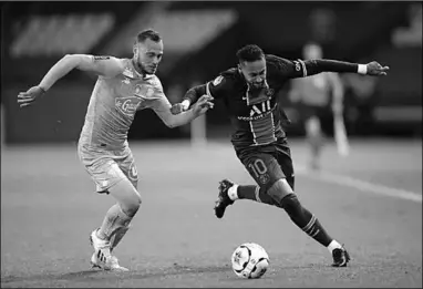  ??  ?? Neymar van PSG probeert langs een verdediger te gaan. (Foto: AD)