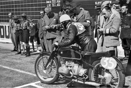  ??  ?? Right: Jock West at the start line of the 1939 Isle of Man Senior TT, ready to roll his Type 255 Kompressor