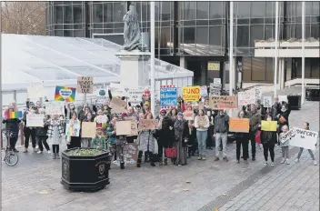  ?? Picture: Keith Woodland (211121-33) ?? UNSUSTAINA­BLE The midwives’ protest at Guildhall Square, Portsmouth
