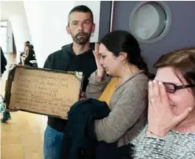  ?? FOTO WIM HENDRIX ?? De familie van verdachte Francesco S. barst in tranen uit als ze horen dat er van een vrijlating voorlopig geen sprake kan zijn.