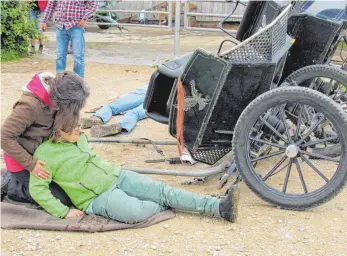  ?? FOTO: KARL MÄGERLE ?? Nach dem Entfernen der Pferde kümmern sich die Helfer um die Verletzten.