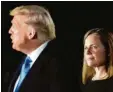  ?? Foto: dpa ?? Bewundernd­er Blick? Richterin Amy Co‰ ney Barrett und Donald Trump.