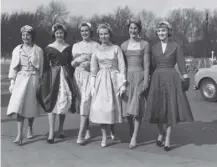  ??  ?? Young ladies arrive at Buckingham Palace for the final Debutantes presentati­on to the Queen on this day in 1958