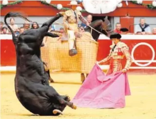  ?? EFE ?? Curro Díaz observa el volatín del primer toro del Parralejo