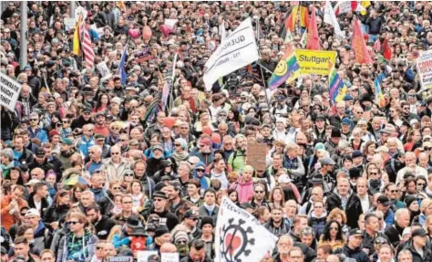  ?? EFE ?? Según los organizado­res, a la marcha celebrada en Stuttgart acudieron 15.000 personas