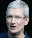  ??  ?? Ο Τιμ Κουκ, δ.σ. της Apple, απέδωσε την πτώση των πωλήσεων στο γεγονός ότι πολλοί καταναλωτέ­ς περιμένουν τα νέα μοντέλα, για τον εορτασμό 10 χρόνων από το πρώτο iPhone.
