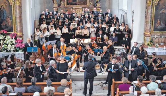  ?? FOTO: ANGELIKA GRETZINGER ?? Denkwürdig­e Aufführung in der Kirche Sankt Oswald: Chöre, Orchester und Solisten füllten beim Mozart-Requiem den Altarraum.