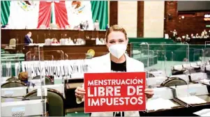  ??  ?? SE CONGRATULA. La diputada del PRI, Erika Sánchez, muestra una pancarta de apoyo a la medida planteada en el presupuest­o para el próximo año.