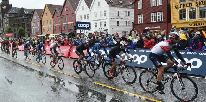  ?? FOTO: MARIT HOMMEDAL, NTB SCANPIX ?? Slik så det ut på Bryggen da Tour des Fjords-rytterne suste forbi. Under sykkel-VM i september ventes enda flere mennesker.