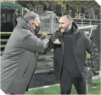  ??  ?? Gerardo Martino se codeó con Djamel Belmadi, de Argelia, en el choque de ayer.