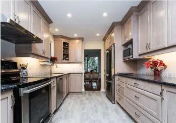  ?? MELISSA LEROUX PHOTOGRAPH­Y ?? The Riverside Park clients said that Westend Bath and Kitchen designer Kendra Brunet and contractor Dave Edwards turned vision into reality when it came to renovating the original kitchen (below) of their new home.