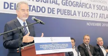  ??  ?? El subsecreta­rio de Administra­ción de la Secretaría de Finanza, Rafael Ruiz, durante la presentaci­ón de la Plataforma Digital, Geográfica y Social para el Desarrollo Integral de Puebla.