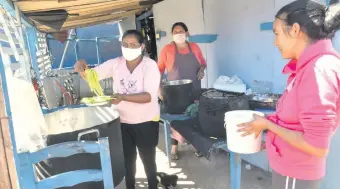  ??  ?? Las madres del Bañado Sur suman esfuerzos para acercar un plato de comida a las familias.