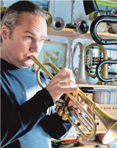  ?? FOTO: OLAF E. JAHNKE ?? Jazz-Festival-Organisato­r und Trompeter Michael T. Otto spielt sich schon mal an der Elephant-Trompete warm.